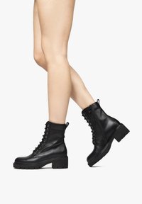 Ботинки на шнуровке Ботинки на шнуровке