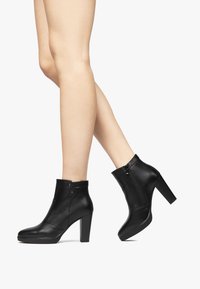 Полусапожки на высоком каблуке Полусапожки на высоком каблуке