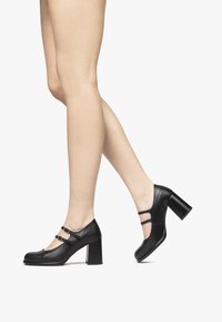 Туфли с ремешком Туфли с ремешком