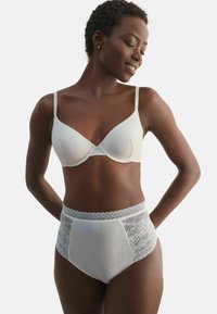 Бюстгальтер Бюстгальтер