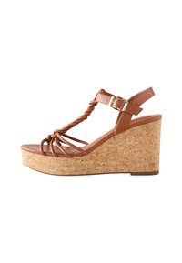 Босоножки на танкетке Босоножки на танкетке