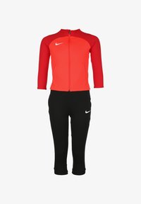 Спортивный костюм Спортивный костюм