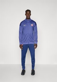 Спортивный костюм Спортивный костюм