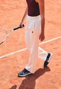 Спортивный костюм Спортивный костюм