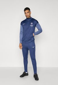 Спортивный костюм Спортивный костюм