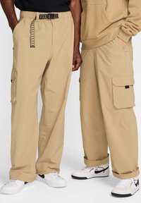 Брюки с накладными карманами Брюки с накладными карманами