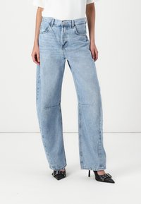 Свободные джинсы Свободные джинсы