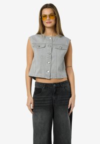 Джинсовая жилетка Джинсовая жилетка