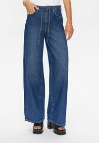 Клешеные джинсы Клешеные джинсы