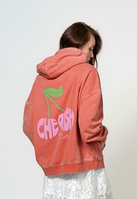 Пуловер с капюшоном Пуловер с капюшоном