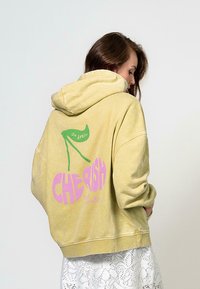 Пуловер с капюшоном Пуловер с капюшоном