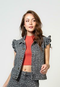 Джинсовая жилетка Джинсовая жилетка