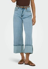 Короткие джинсы Короткие джинсы