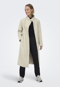 Тренч Тренч