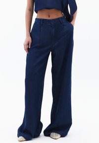 Клешеные джинсы Клешеные джинсы