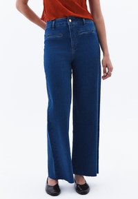 Клешеные джинсы Клешеные джинсы