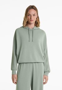 Пуловер с капюшоном Пуловер с капюшоном