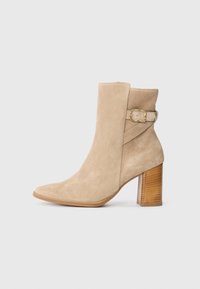 Высокие сапоги Высокие сапоги