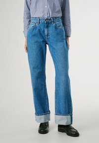 Свободные джинсы Свободные джинсы