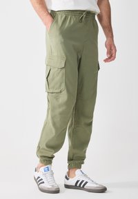 Брюки с накладными карманами Брюки с накладными карманами