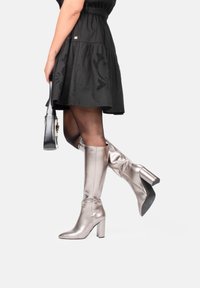 Высокие сапоги Высокие сапоги