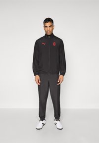 Спортивный костюм Спортивный костюм