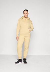 Спортивная толстовка Спортивная толстовка