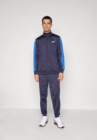 Спортивный костюм Спортивный костюм