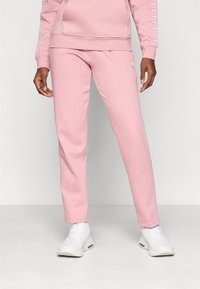 Спортивный костюм Спортивный костюм