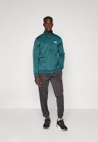 Спортивный костюм Спортивный костюм