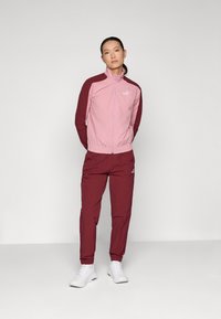 Спортивный костюм Спортивный костюм