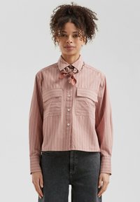 Куртка с накладнымит карманами Куртка с накладнымит карманами