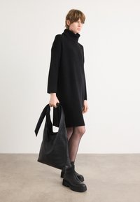 Вязаное платье Вязаное платье