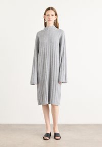 Вязаное платье Вязаное платье