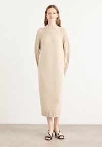 Вязаное платье Вязаное платье