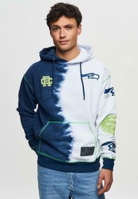 Пуловер с капюшоном Пуловер с капюшоном