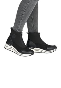 Сапожки на танкетке Сапожки на танкетке