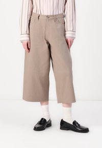 Короткие джинсы Короткие джинсы