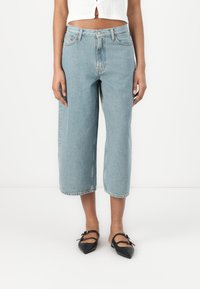 Короткие джинсы Короткие джинсы