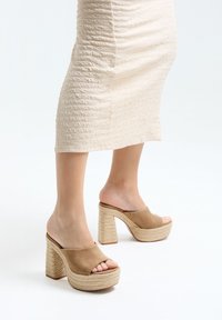 Босоножки на каблуке Босоножки на каблуке