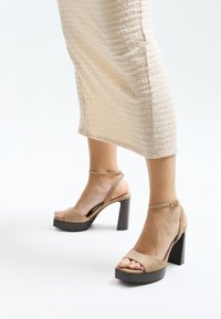 Босоножки на платформе Босоножки на платформе