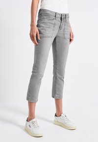 Короткие джинсы Короткие джинсы