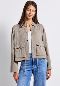 Куртка с накладнымит карманами Куртка с накладнымит карманами