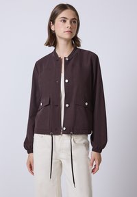 Куртка с накладнымит карманами Куртка с накладнымит карманами