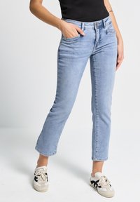 Короткие джинсы Короткие джинсы