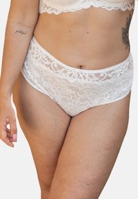 Трусы на бедрах Трусы на бедрах