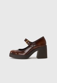 Туфли с высоким носом Туфли с высоким носом