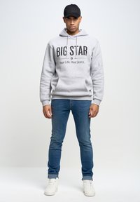 Узкие джинсы Узкие джинсы