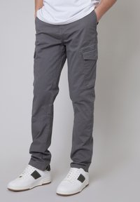 Брюки с накладными карманами Брюки с накладными карманами