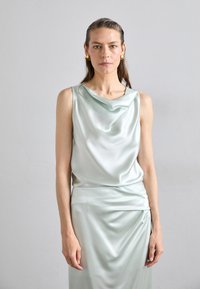 Блузка без рукавов Блузка без рукавов